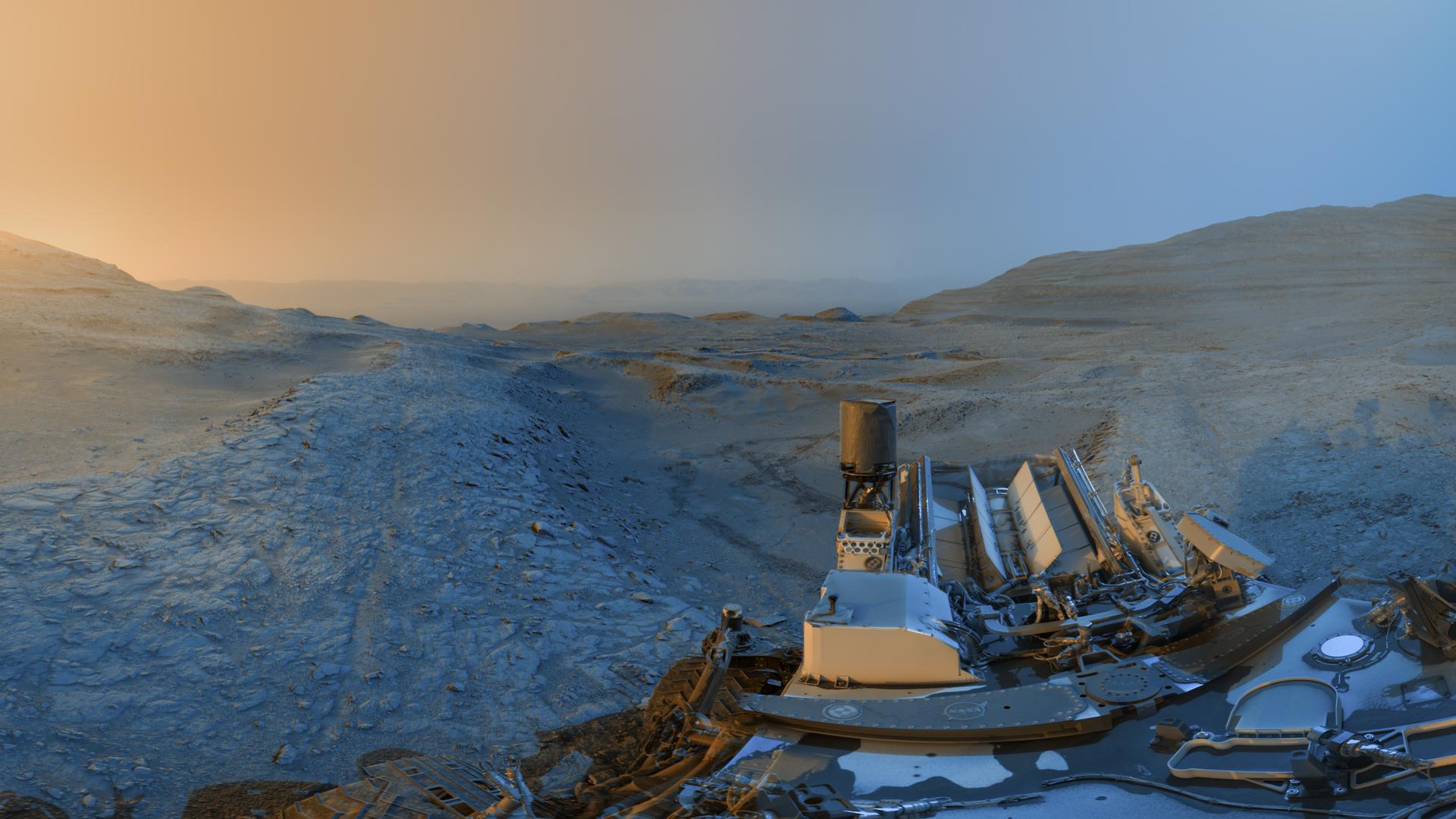 Curiosity Marks 5,000 Sols on Mars With a Two-Tone Postcard