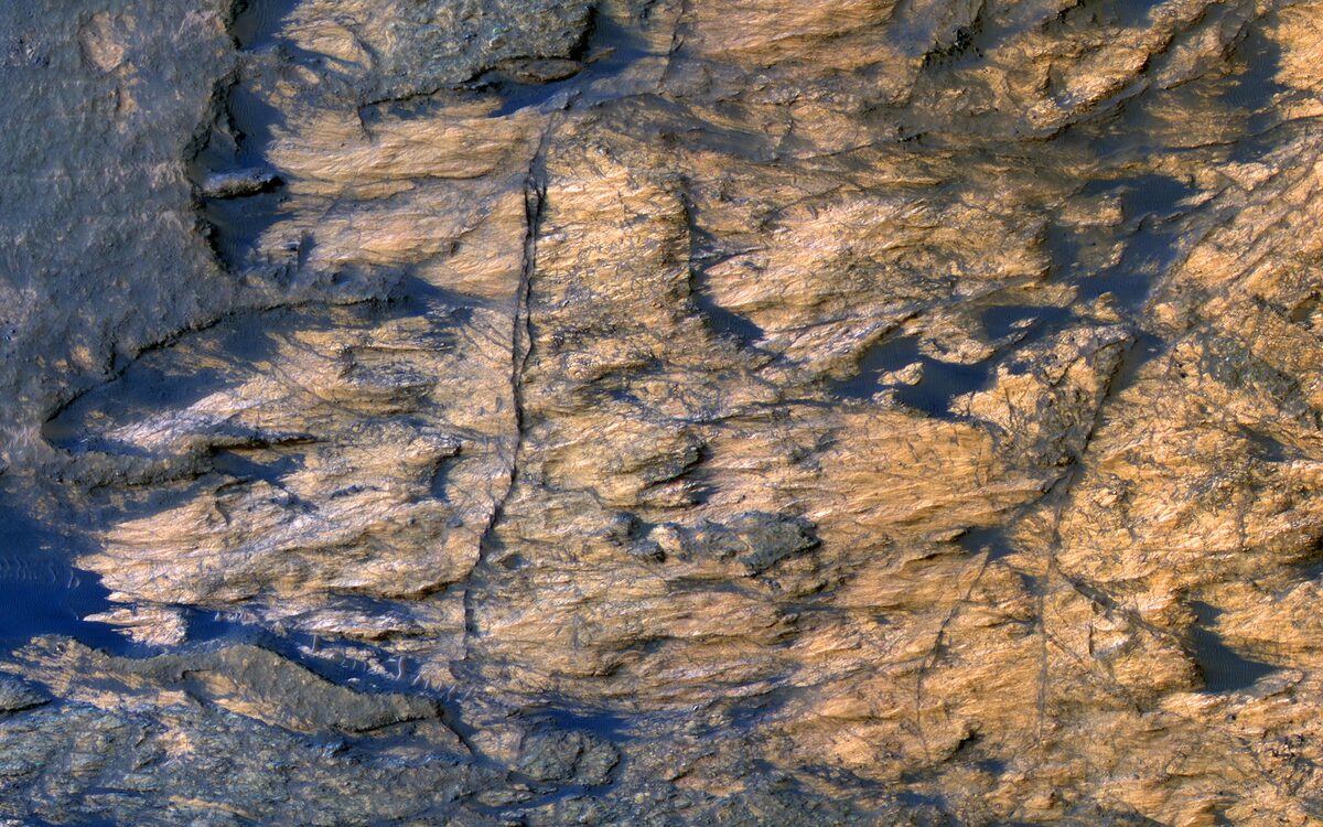The 'Metallic Waves' of Kaiser Crater Are an Optical Trick — Here's the Geology Underneath