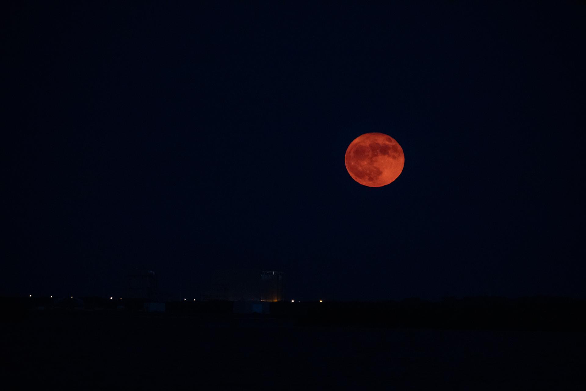 Late July 2026: A Fattening Moon, Edge-On Saturn, and a Meteor Shower Fighting the Light